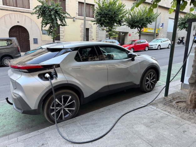 Coche eléctrico en un punto de carga