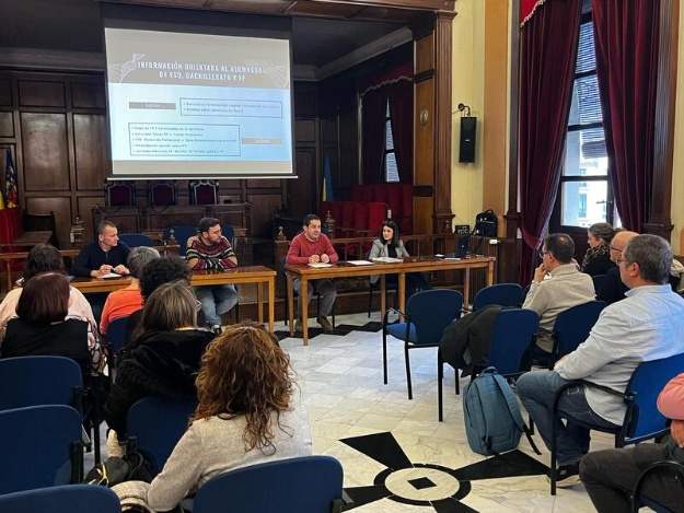 Miembros del Consell FP 2025 en el salón de plenarios