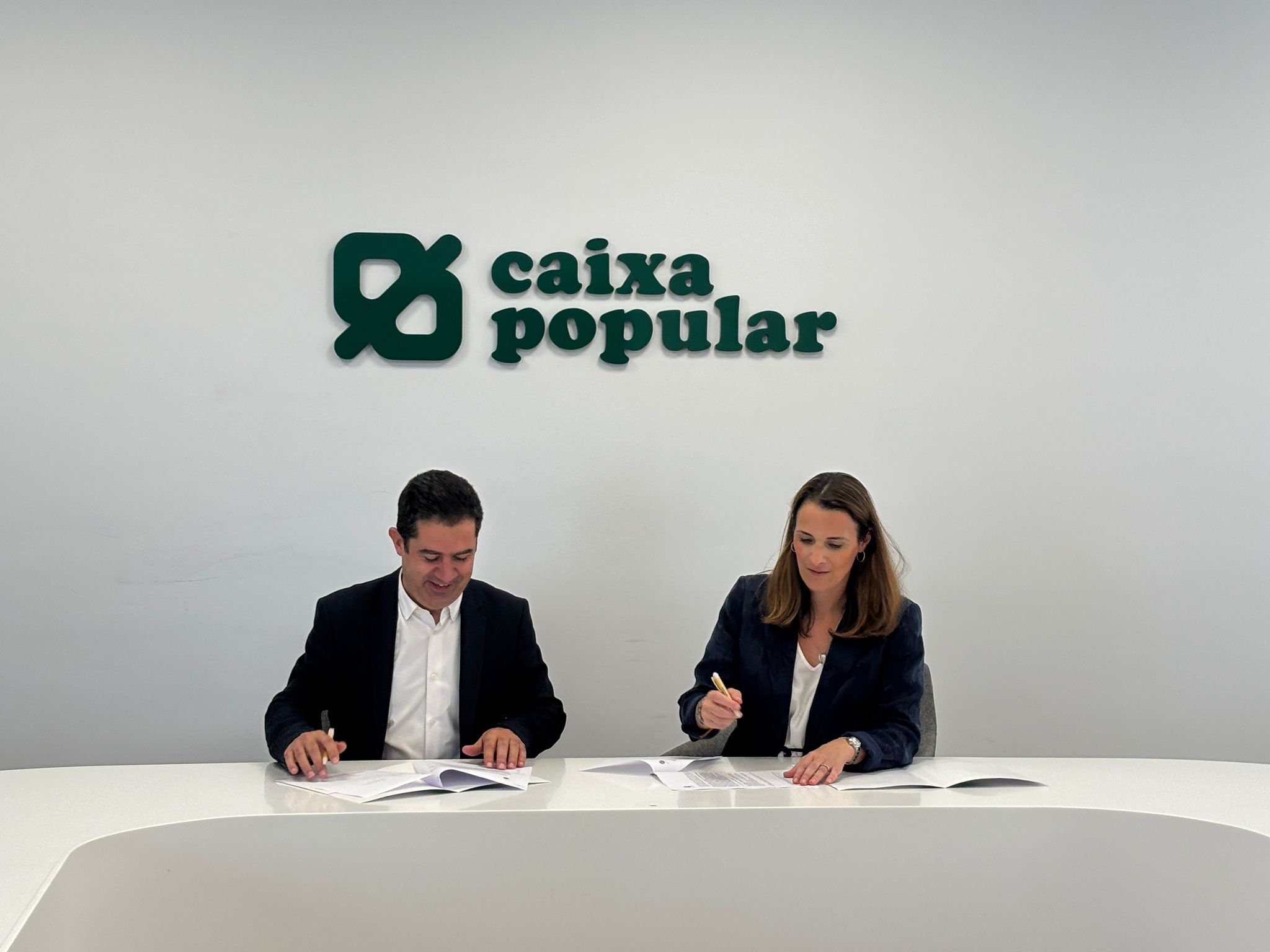 Toni Fracés i Alicia Soler signant el conveni