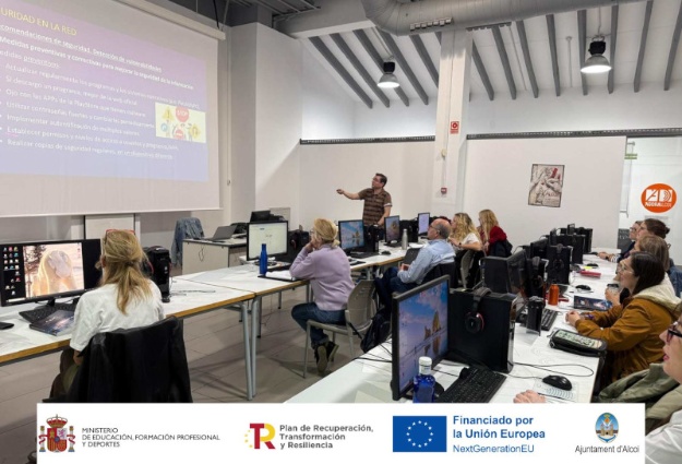 Alumnes atenent les explicacions del professor durant un curs de capacitació digital d'Alcoi corresponent a la primera convocatòria