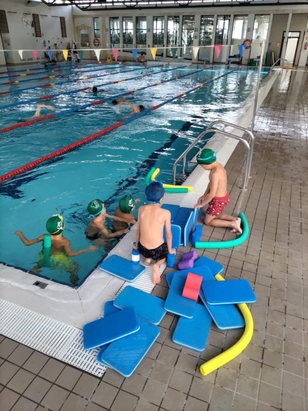 Niños y niñas en el curso de natación