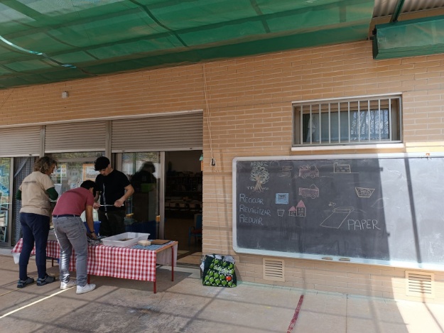 Alumnos participando en un taller de reciclaje