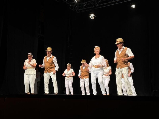 Alumnos durante la actuación en el fin de curso de las Aulas de Mayores