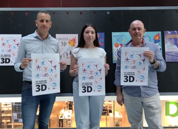 El concejal de deportes junto a la ganadora del cartel del pasado año y el representante del CC Alzamora