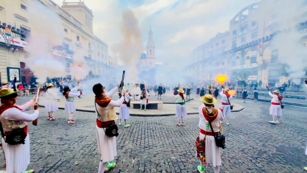 La filà Maseros durant l'Alardo en la plaça d'Espanya