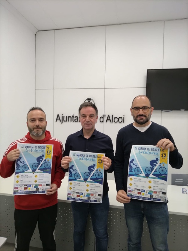 Organitzadors de la prova amb el cartell