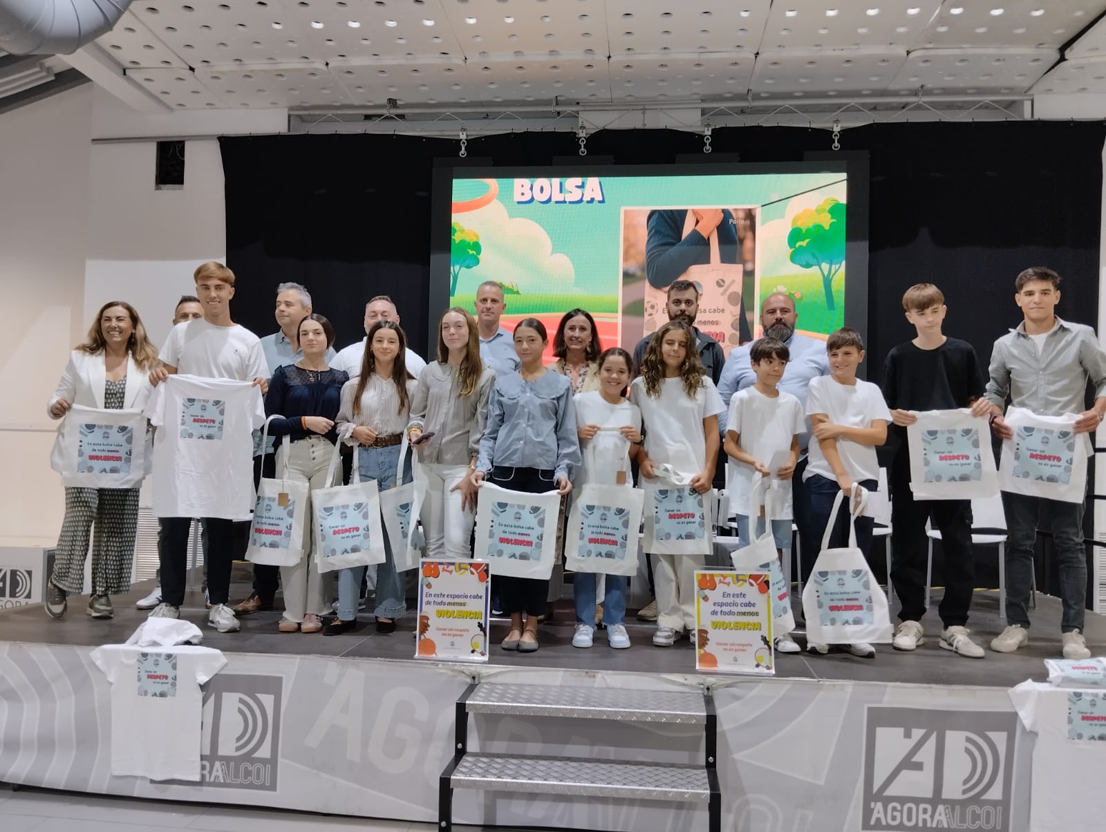 Foto de grup amb participants: xiquetes, xiquets, personal tècnic i polític