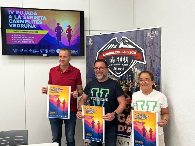 Alberto Belda, concejal de deportes y miembros de la organización de la carrera en rueda de prensa