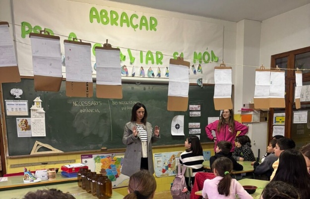 Explicación de los presupuestos participativos infantiles a las niñas y niños  en un aula
