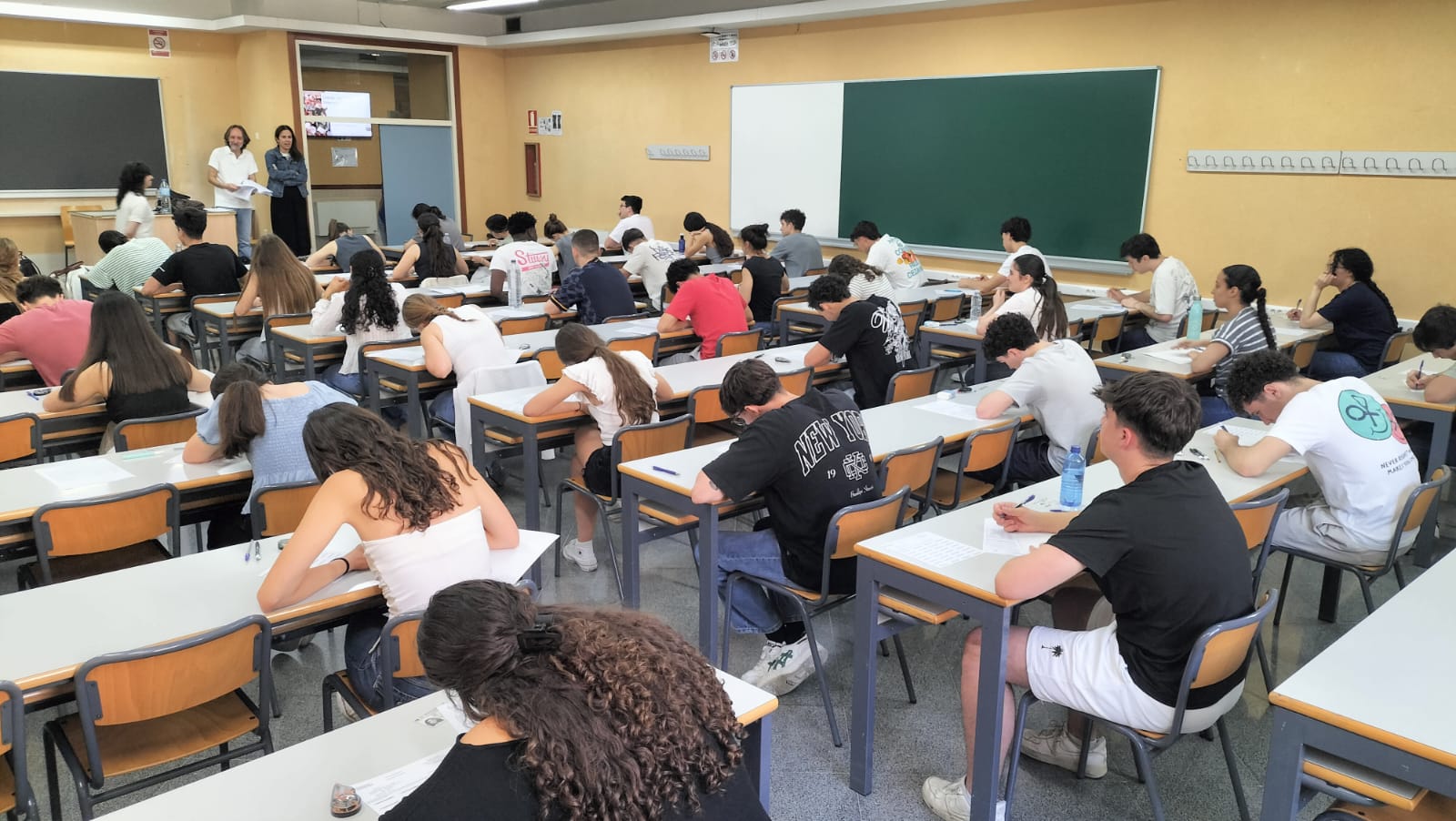 Alumnes en una aula realitzant exàmens