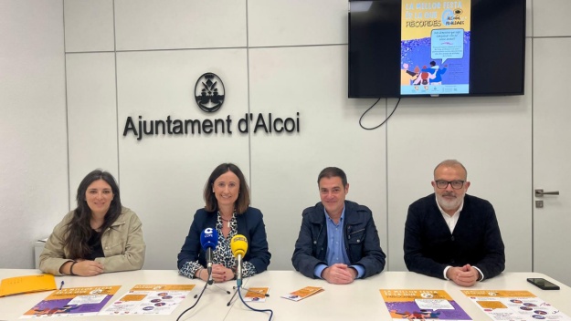 Aroa Mira, concejala de Políticas Inclusivas; Jordi Martínez, concejal de Fiestas y Francisco García, presidente de la Asociación de San Jorge en rueda de prensa