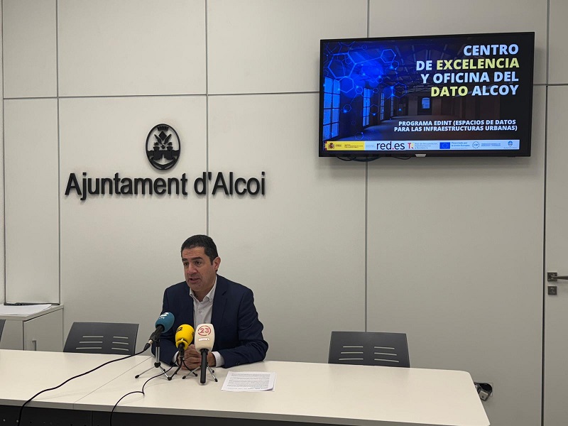 El alcalde de Alcoy, Toni Francés, durante la rueda de prensa de presentación del proyecto EDINT