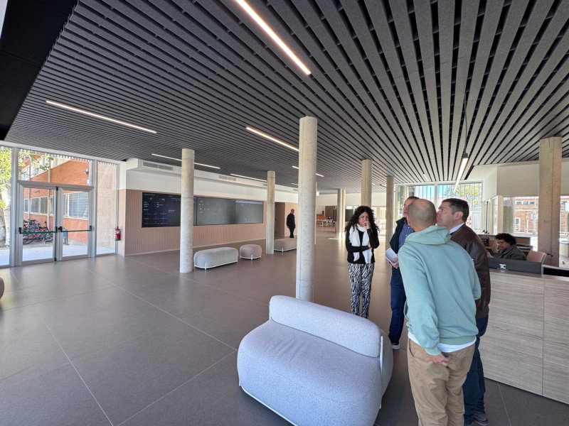 Toni Francés i Alberto Belda amb personal de l'IES Cotes Baixes