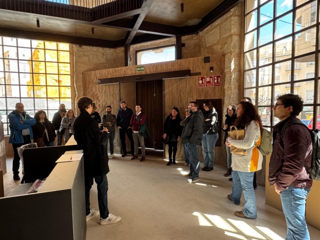 Profesionales reciben explicaciones del Agente de Innovación del Ayuntamiento de Alcoy