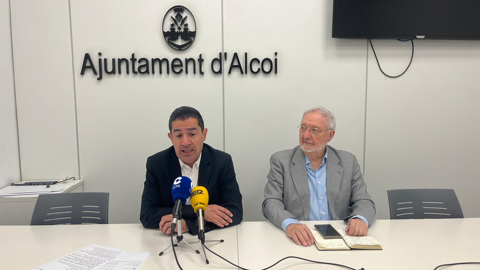 Toni Francés i el president d'Alcoi Industrial, Enrique Masiám en roda de premsa