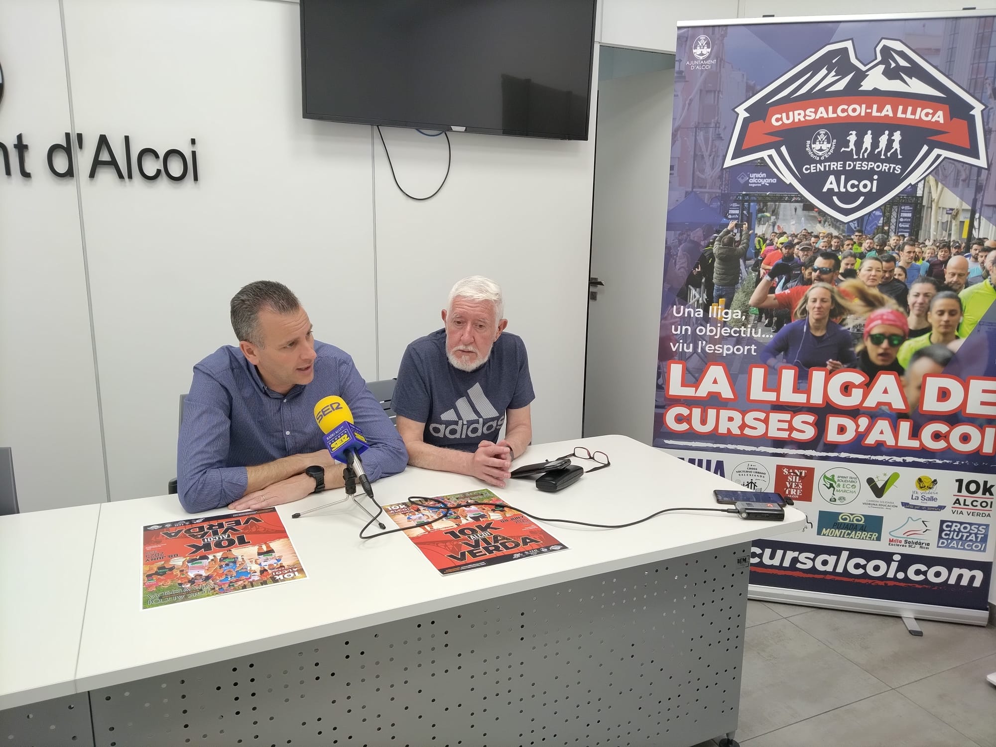 Alberto Belda i el president del Club Atletismo Alcoy en roda de premsa