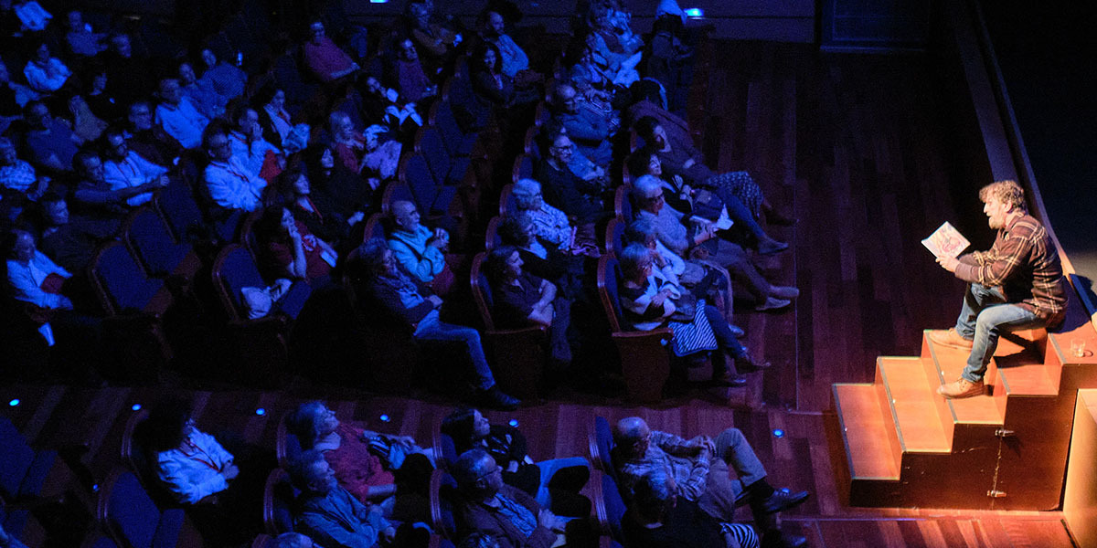 El públic assiteix a un espectacle de la passada Mostra
