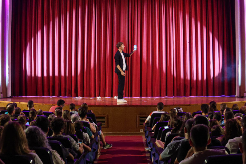 El Mago Hugo en l'escenari durant el festival Alcoi Màgic 2025