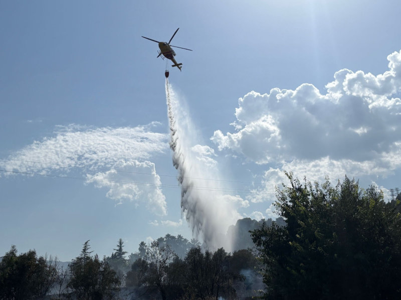 Una avioneta lanzando agua sobre el incendio del pasado verano en la Font Roja