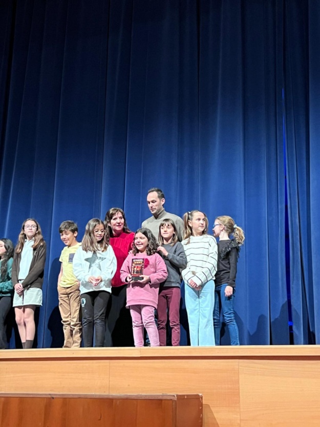 Alumnos en la entrega de diplomas de la clausura de la Mostra de Teatre Escolar