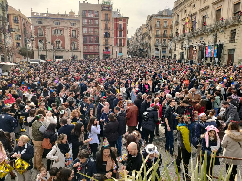 La plaça d'Espanya abarrotada de gent durant el Festa Any d'anys anteriors