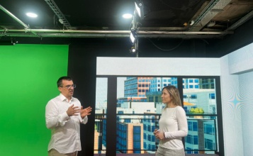 La regidora d'Indústria, Elisa Guillem, i el subdirector d'investigació de l'ITEAM, David Gómez-Barquero