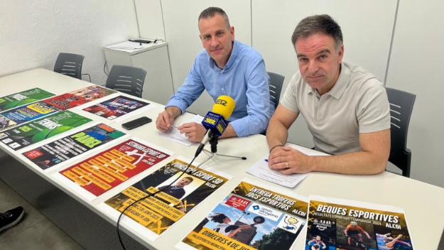 El concejal de Deportes Alberto Belda y el asesor, Javi López en rueda de prensa