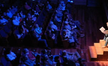 El públic assiteix a un espectacle de la passada Mostra