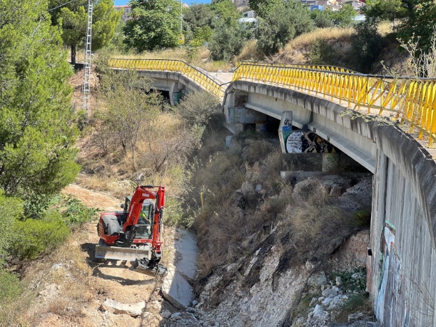 Maquinaria trabajando en las obras del Polígono Santiago Payà