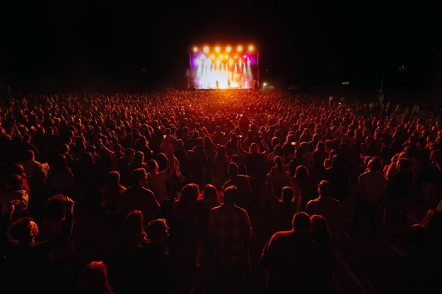 Fotografia de l'escenari en plena actuació i del públic en el Sound Jordi 2024