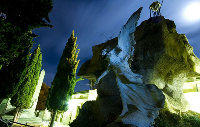 Detall d'una escultura del cementeri d'Alcoi