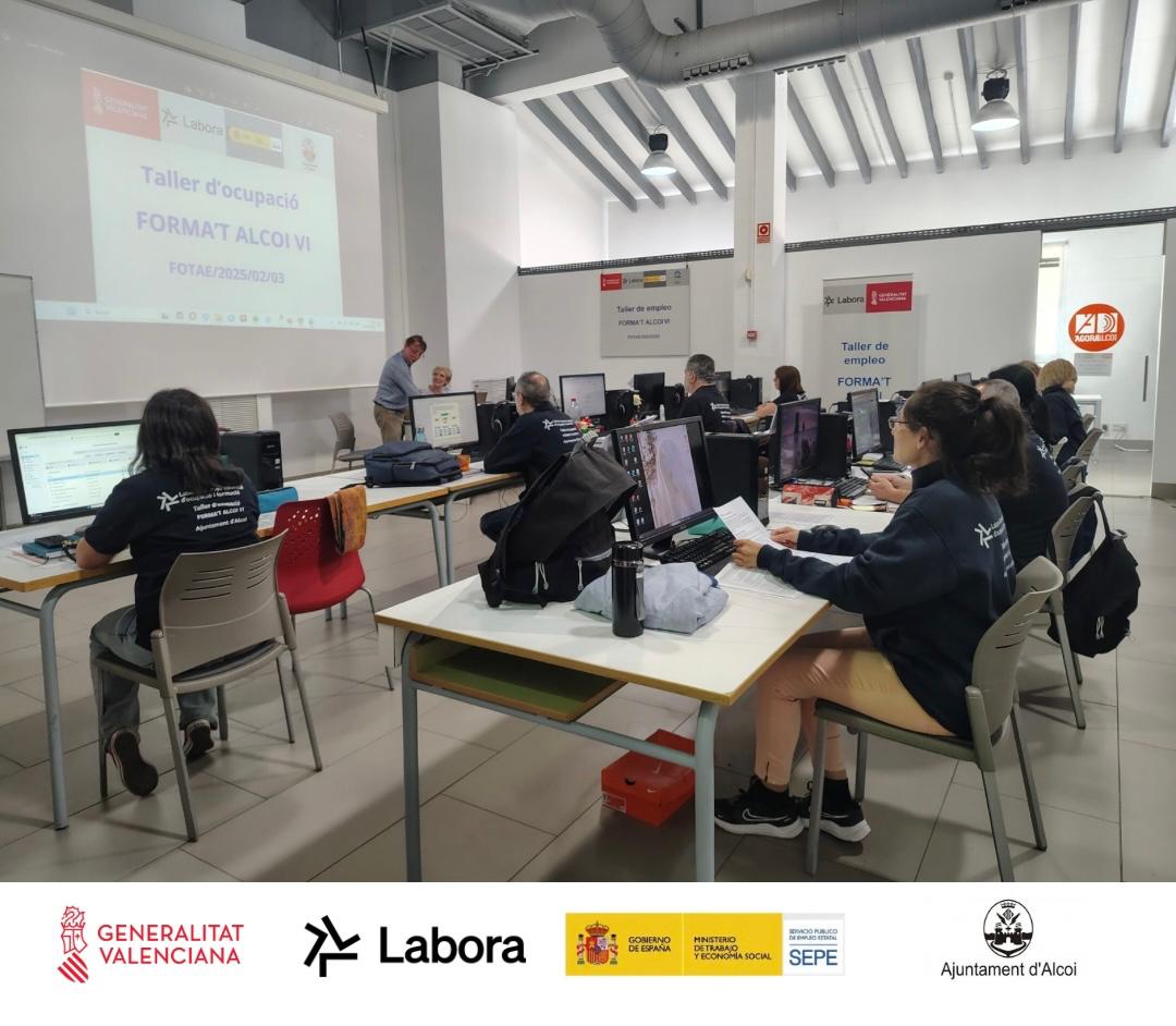 Alumnes a l'aula, treballant amb l'ordinador en un dels tallers d'ocupació