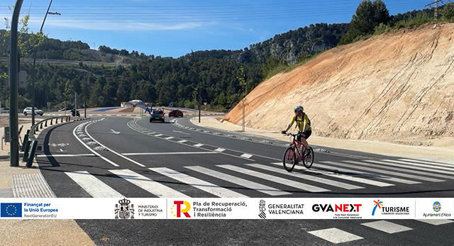Nou accés sud d'Alcoi, s'aprecia el carril bici i les voreres