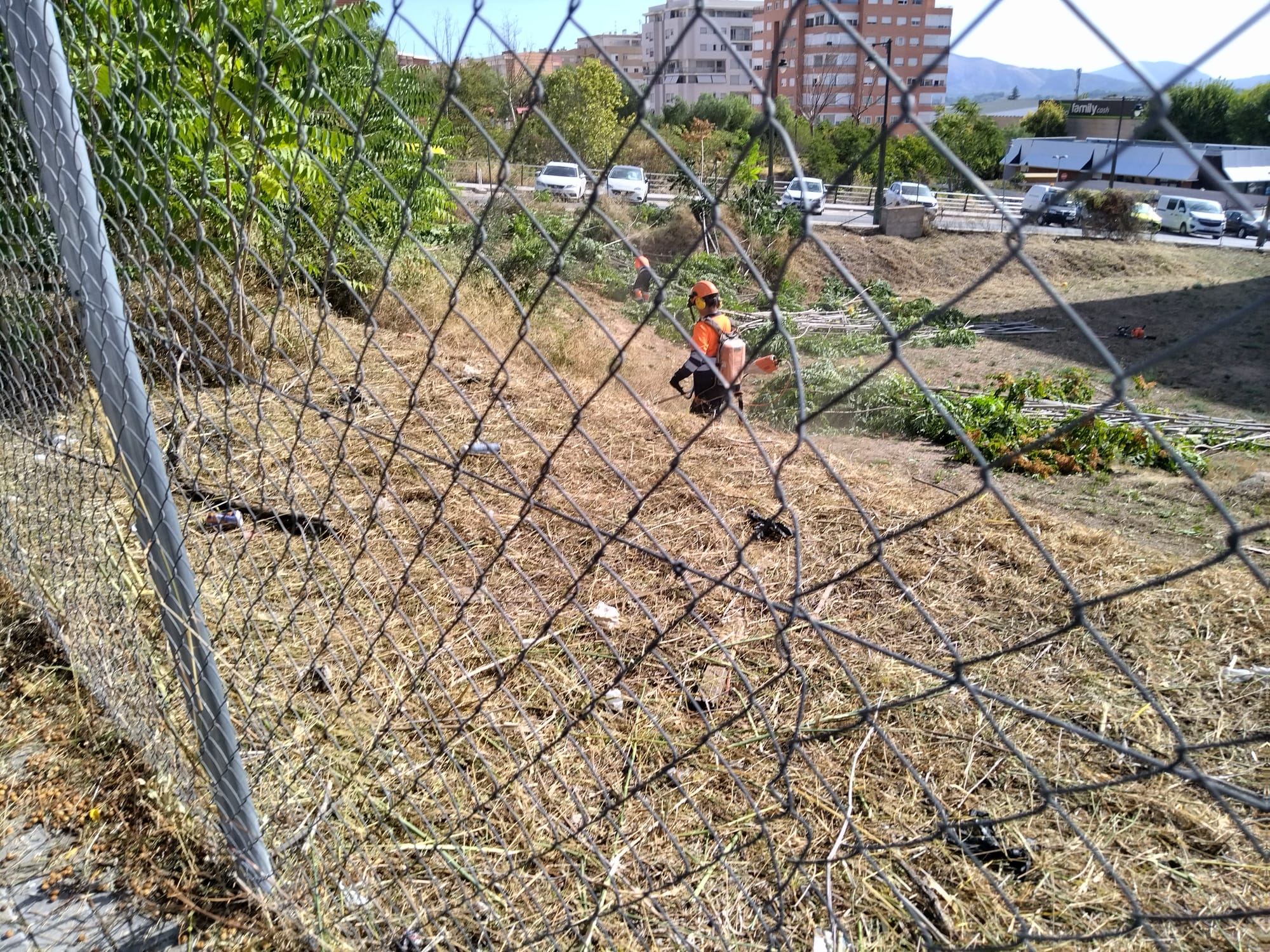 Un operari neteja els solars de Tirant Lo Blanc