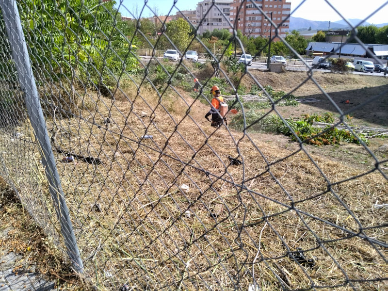 Un operari neteja els solars de Tirant Lo Blanc