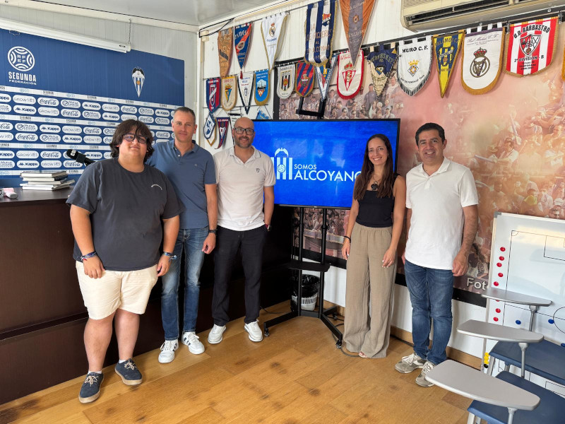 L'alcalde, el regidor d'esports i membres de la directiva CD Alcoià en la presentació del marketplace.
