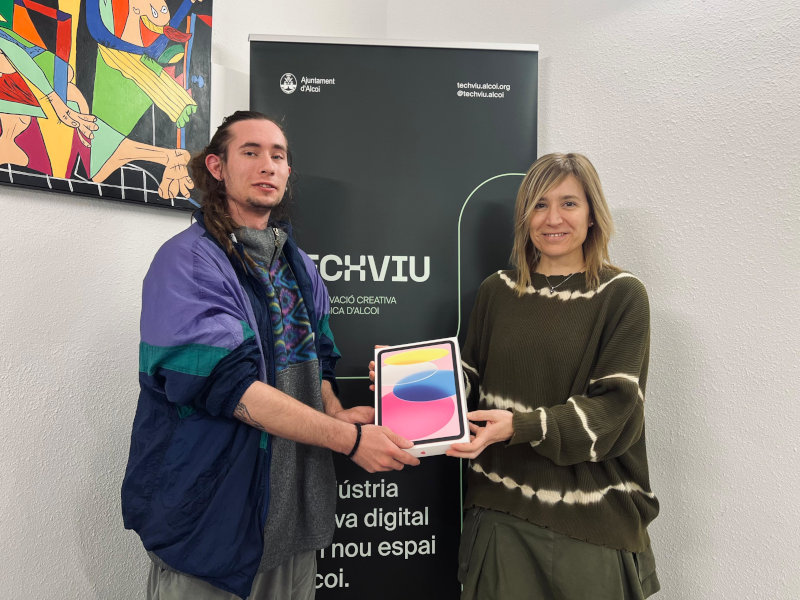 Elisa Guillem entregando la tablet a Pau Penadés
