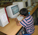 Fotografía de un niño en el ordenador