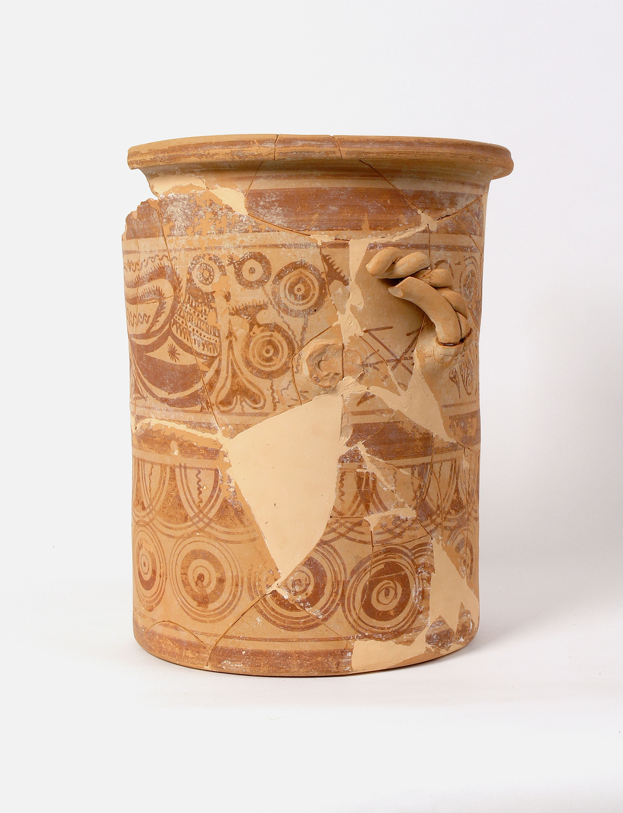 Kálathos de cerámica, con una paloma pintada