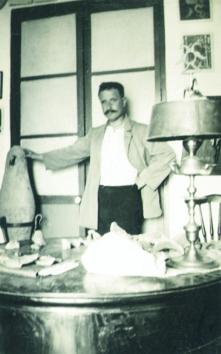 C. Visedo fotografiat al anys 1920 al seu gabinet
