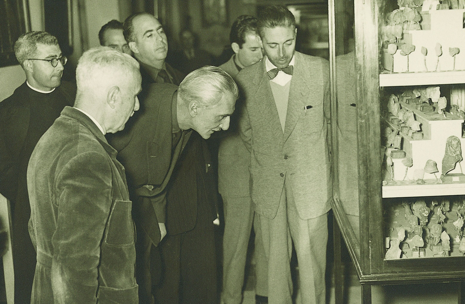 C. Visedo muestra la exposición del Museo a unas autoridades (18/11/1955)