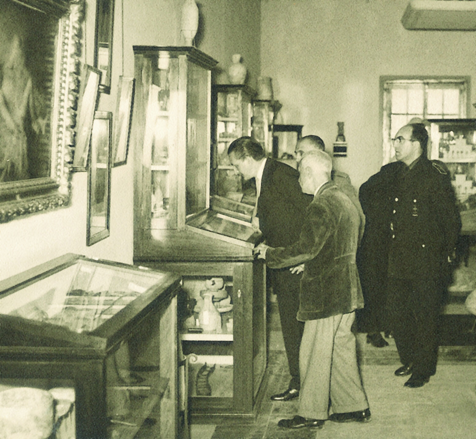 C. Visedo, E. Oltra (Alcalde) y Torcuato Fernández Miranda (Director General de Enseñanza Media) en las instalaciones del Museo (27/05/1955)