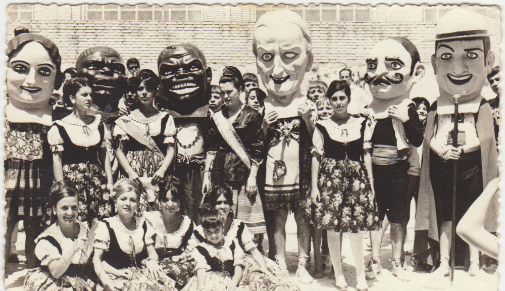 Festes del barri en la dècada de 1960, al  carrer Banyeres. Foto cedida per AAVV Batoi (M. Botella)