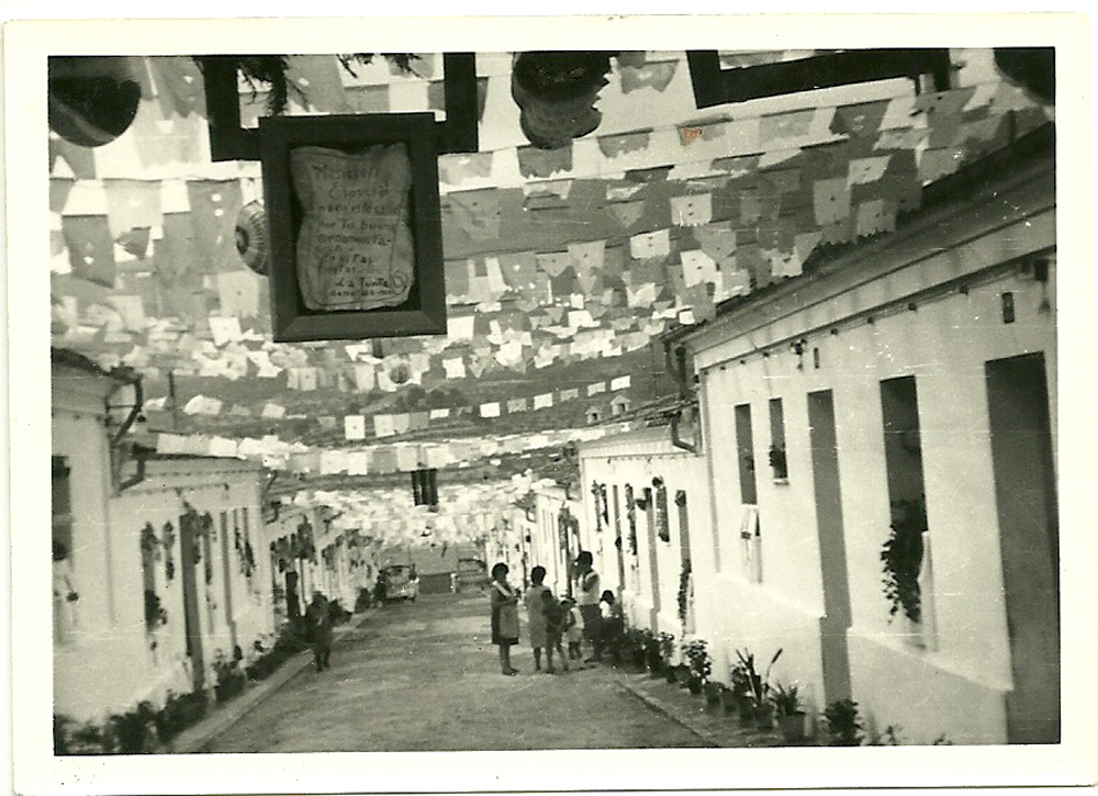 Festes del barri en la dècada de 1960, al carrer Olivar. Foto cedida per AAVV Batoi (Vicent Gil)