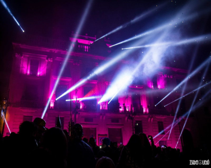 Fiesta de Nochevieja - Fachada del Ayuntamiento con luces de fiesta