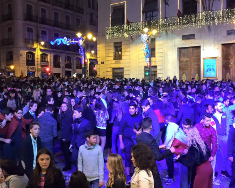 Fiesta de Nochevieja - Plaça Espanya llena de gente