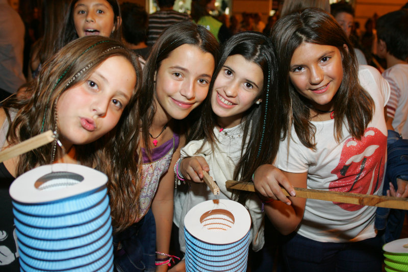 Fiestas de San Roque y San Sebastián de Alcoy - Grupo de niñas con farolillos