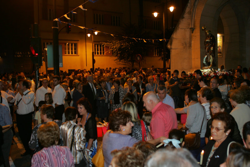 Fiestas de San Roque y San Sebastián de Alcoy - Imagen grupo de gente a la salida de la iglesia