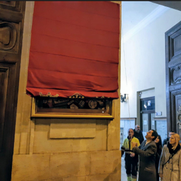 Cartel con cortina