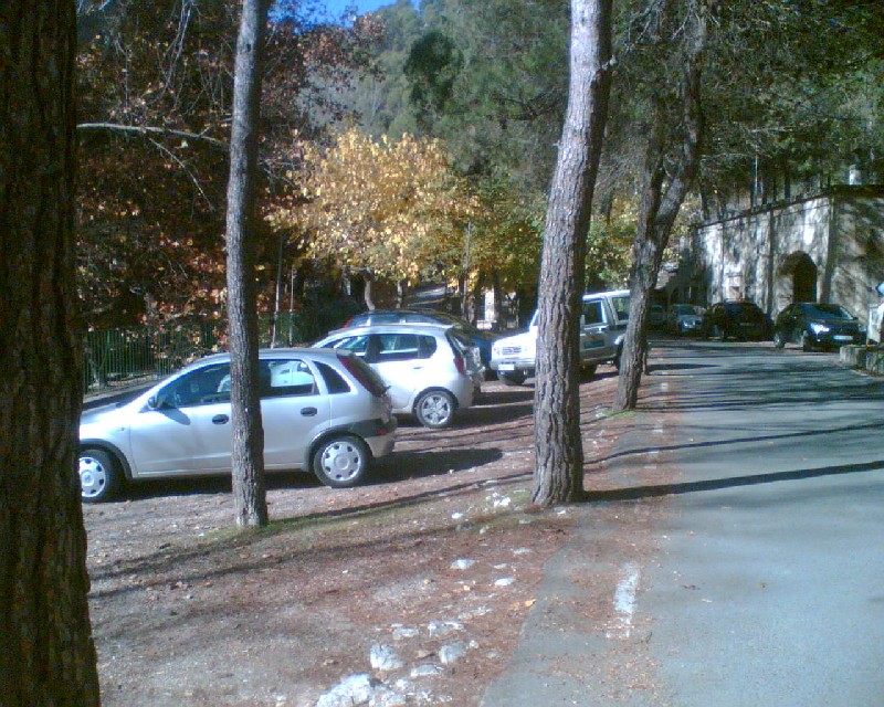 Zona de aparcamiento junto a la carretera